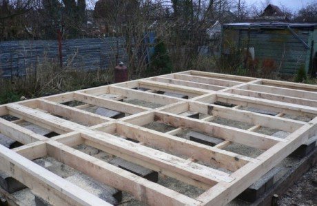 pose de matériaux de toiture sous les retards