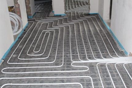Pose de tuyaux de chauffage au sol