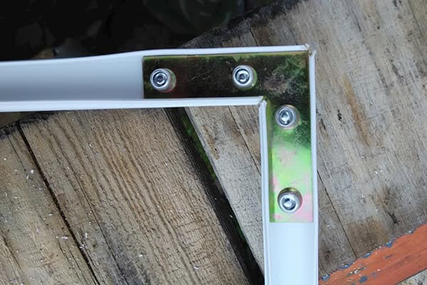 Renforcement du coin du cadre pour la moustiquaire