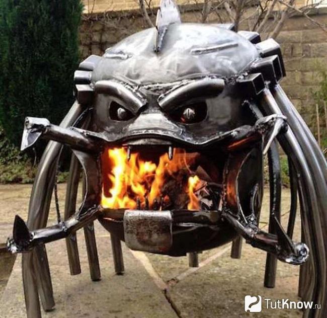 Four extérieur en forme de xénomorphe