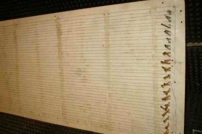 La spirale posée est attachée avec des bandes de papier et de la colle