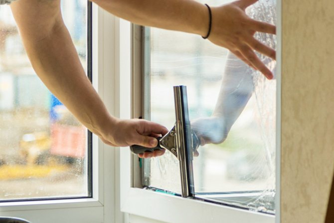 Installation de film anti-vandalisme sur les fenêtres