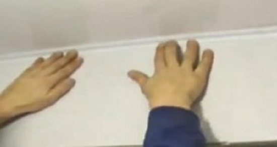 Installation d'une bande de plinthe décorative