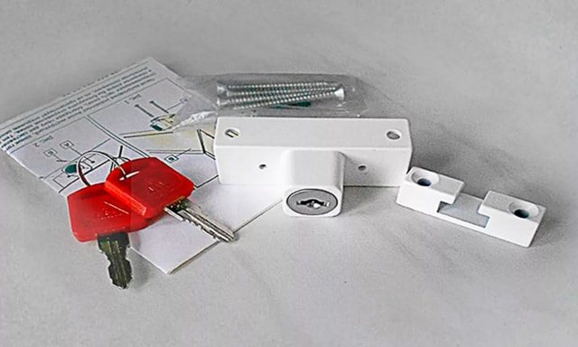 installation d'une sécurité enfants sur les fenêtres en plastique