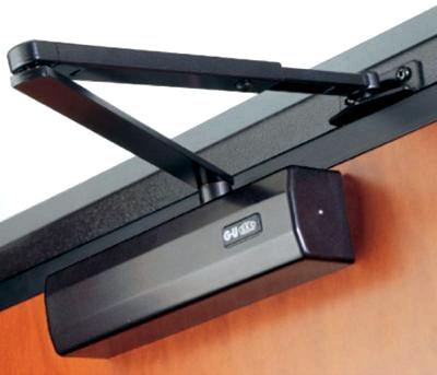 Installation d'un ferme-porte sur une porte en plastique