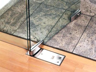 Installer un ferme-porte sur une porte en plastique