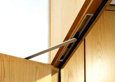 Installation d'un ferme-porte sur une porte en plastique