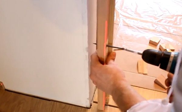 Pose du cadre de porte