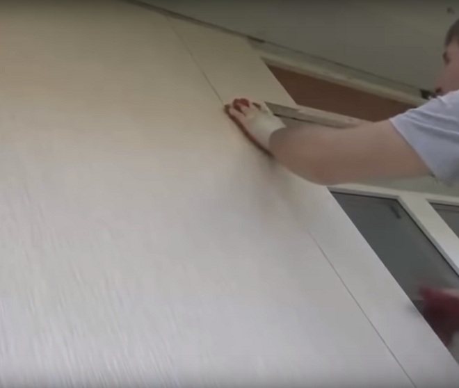 installation de l'élément au-dessus de l'ouverture de la fenêtre