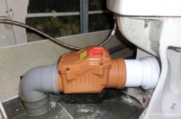 Installation d'une valve pour la sortie de la cuvette des toilettes.