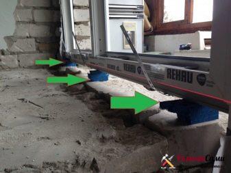 Installation de montage de cales en bois sous une vitre