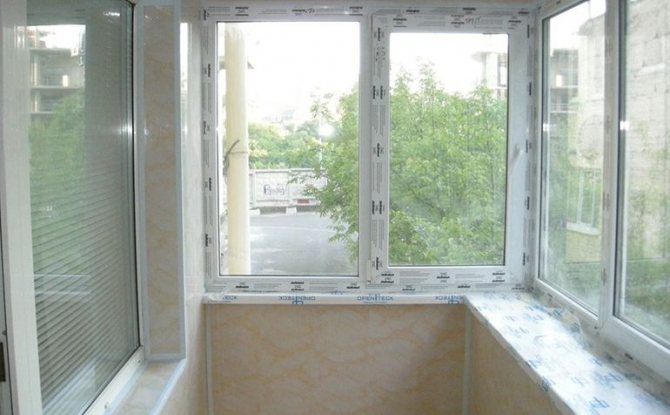 Installation de fenêtres en plastique sur le balcon