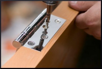 Installation de quincaillerie sur le vantail de la porte