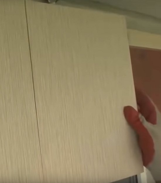 installation au-dessus d'une ouverture de fenêtre