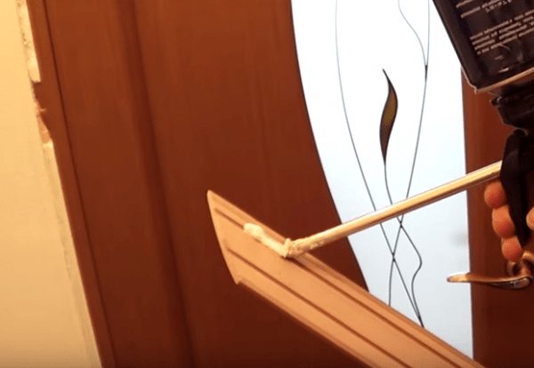 Installation à faire soi-même de plateaux sur la porte