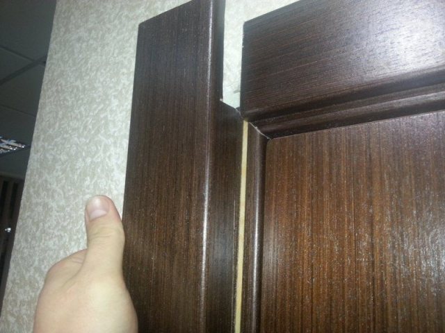 Installation de plateaux sur les portes intérieures: largeur, combien vous en avez besoin, comment le clouer correctement