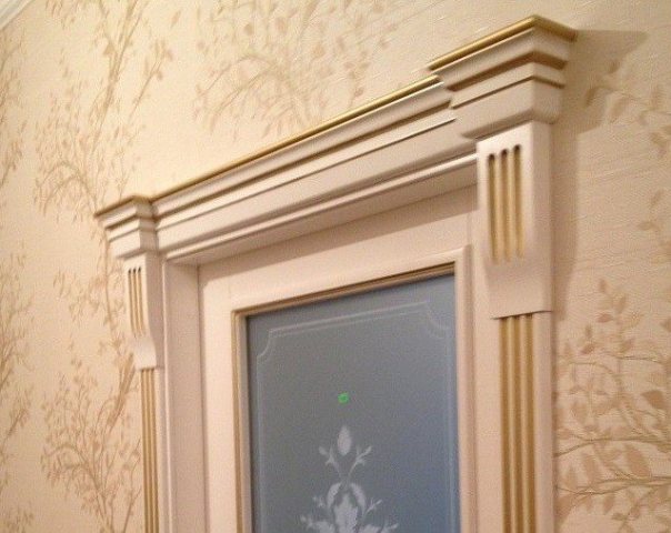 Installation de plateaux sur les portes intérieures: largeur, combien vous en avez besoin, comment le clouer correctement