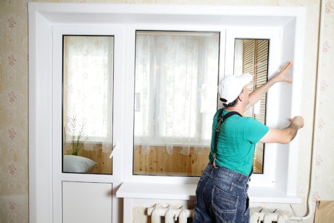 Installation à faire soi-même des pentes et des appuis de fenêtre sur les fenêtres en plastique