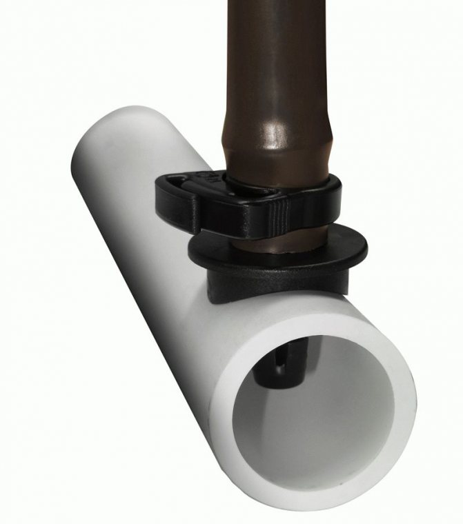 Installation d'un tuyau en plastique pour les eaux usées