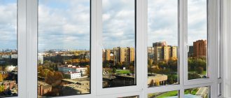 installation de fenêtres en plastique sur le balcon