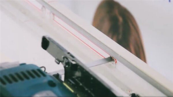 Installation de la ventilation d'alimentation avec fraisage du cadre