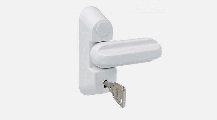 Installation de la poignée avec serrure sur la fenêtre en plastique