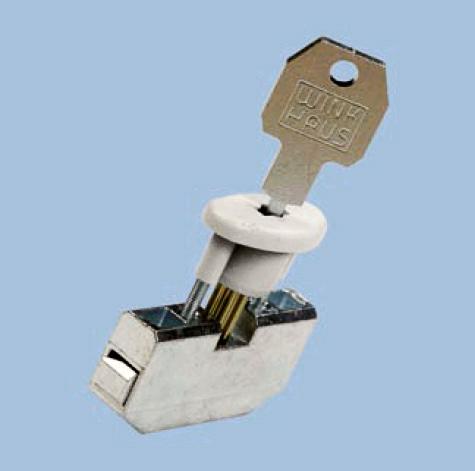 Installation de la poignée avec serrure sur la fenêtre en plastique