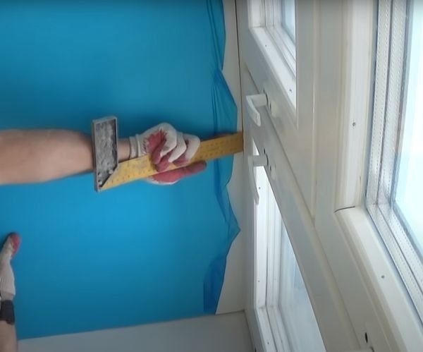 Pose d'un panneau sandwich dans le profilé initial.