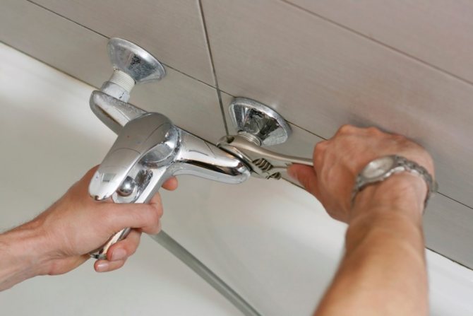 Installer un mitigeur de bain