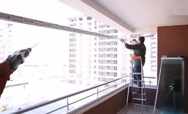 installation de panneaux de verre