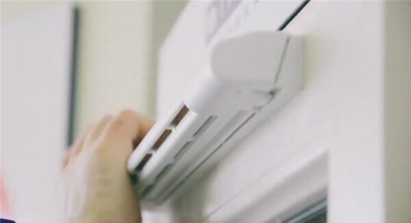 installation de la vanne de ventilation sur la fenêtre