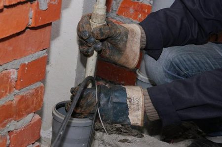 Installation d'un bouchon sur le système d'égouts