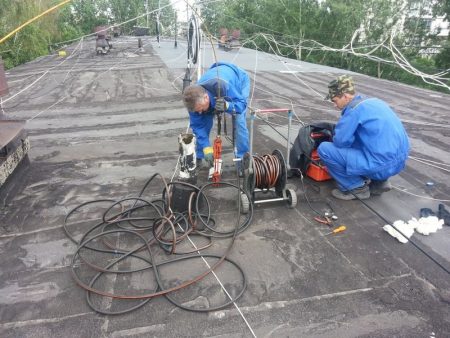 Installation d'un bouchon sur une colonne montante d'égout