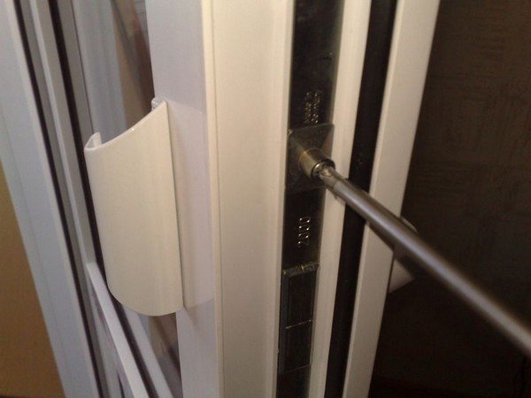 Installer un loquet sur la porte du balcon
