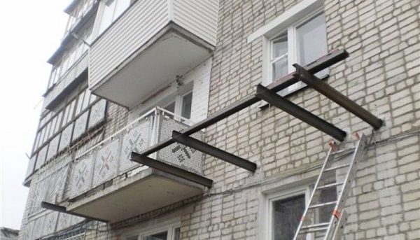 Installation de dalles de balcon à l'aide d'une poutre en I