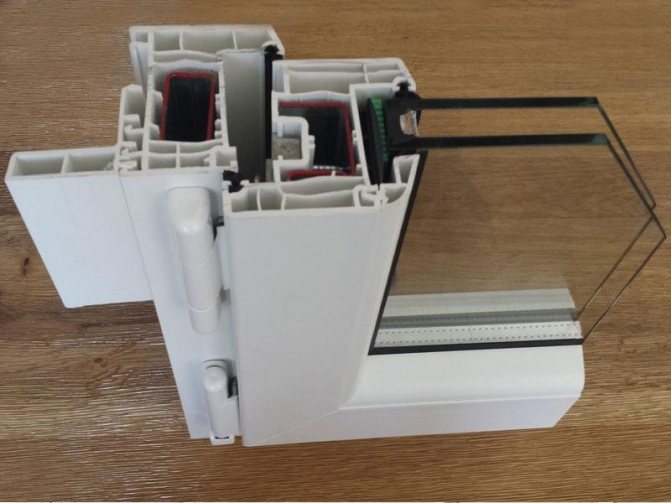 Dispositif de cadre de fenêtre en plastique