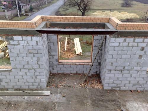 Dispositif de course pour les dalles de sol