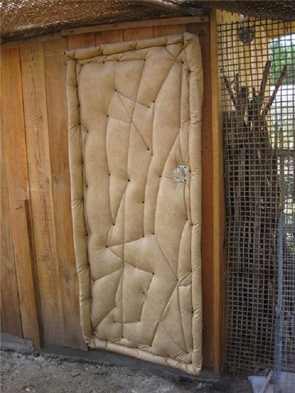 Isolation à faire soi-même de la porte du poulailler