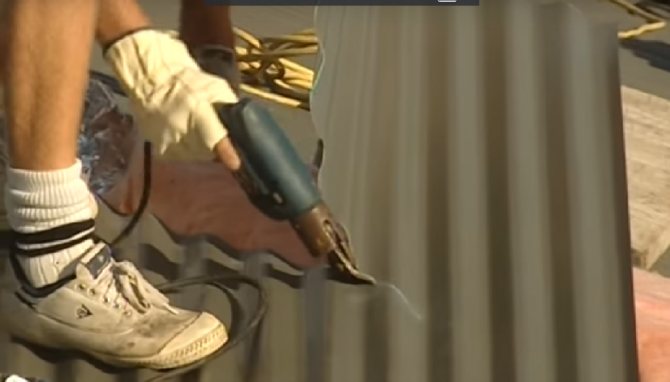 L'isolation d'un toit en tôle profilée pour un grenier non résidentiel est presque la même qu'un grenier