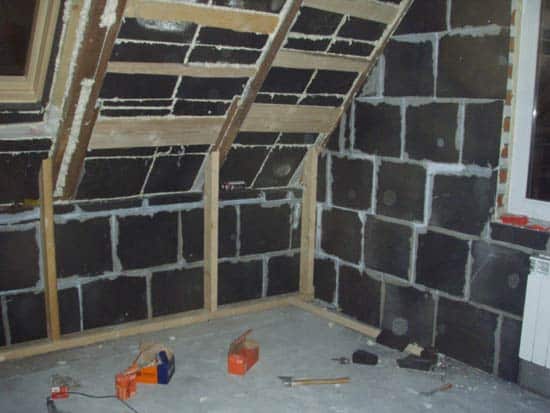 Isolation du toit avec du verre moussé