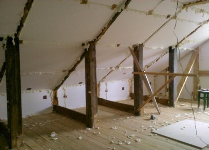 Isoler le grenier avec de la mousse est dangereux!