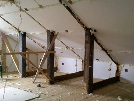 Isolation du grenier avec de la mousse: caractéristiques, avantages et inconvénients. Comment faire une isolation de grenier de vos propres mains? photo - uteplenie penoplastom 5