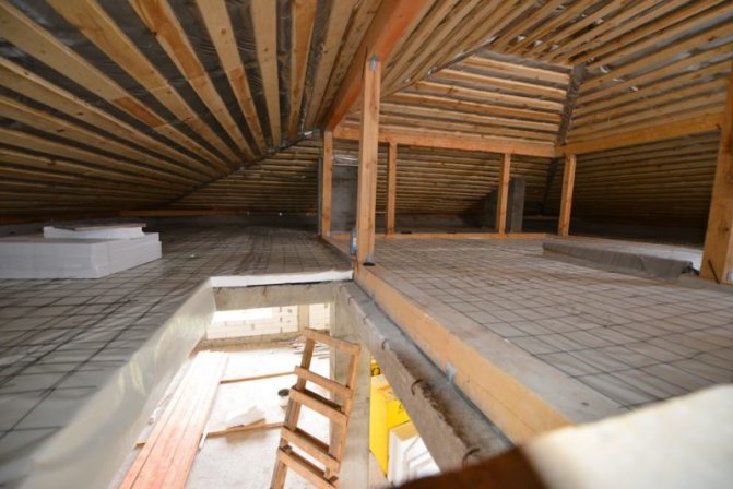 Isolation du grenier avec de la mousse: caractéristiques, avantages et inconvénients. Comment faire une isolation de grenier de vos propres mains? photo - uteplenie penoplastom 8 800x534