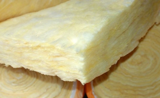 Isolation du sol avec de la laine minérale: technologie des appareils dans une maison en bois