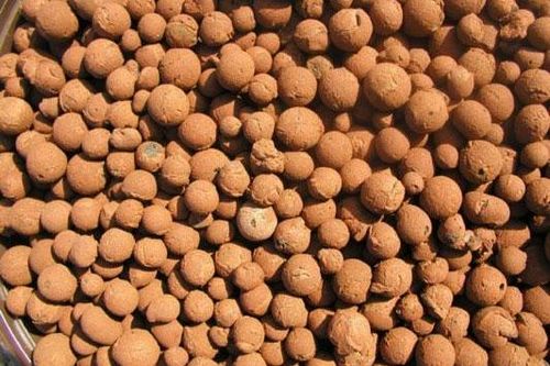 Isolation du sol sur le balcon avec de la mousse, de la mousse, de l'argile expansée photo