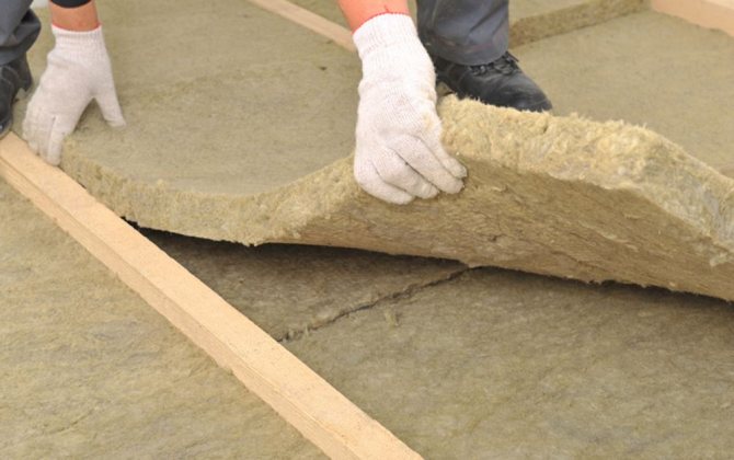 Isolation du sol le long des bûches