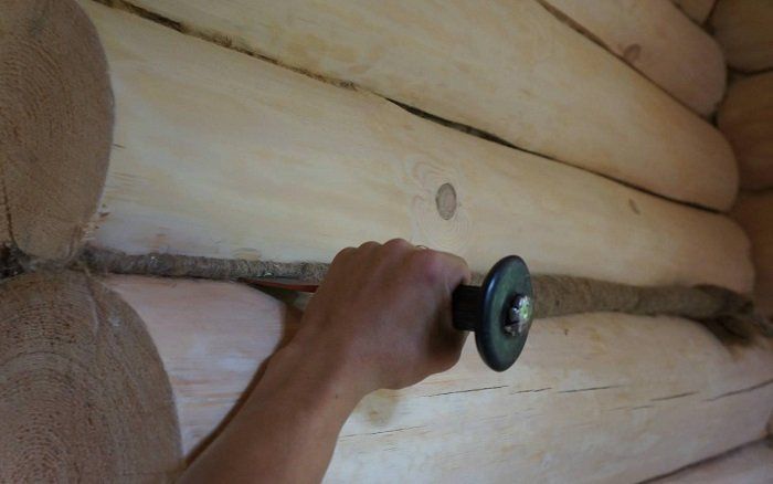 Isolation des murs d'une maison en bois par l'intérieur
