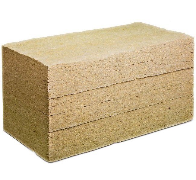 Isolation des murs d'une maison en bois de l'intérieur