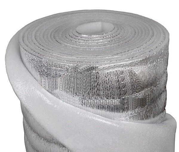 Isolation des murs d'une maison en bois de l'intérieur