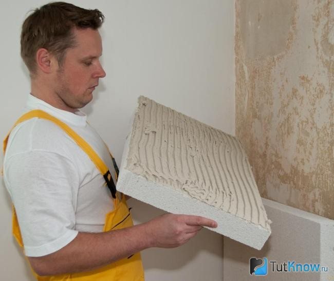 Isolation des murs de la maison de l'intérieur avec de la mousse de polystyrène